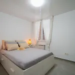 One Bedroom Next To The Port アパート