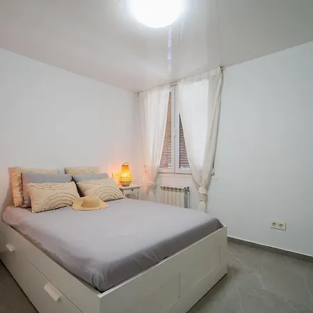 One Bedroom Next To The Port Apartment